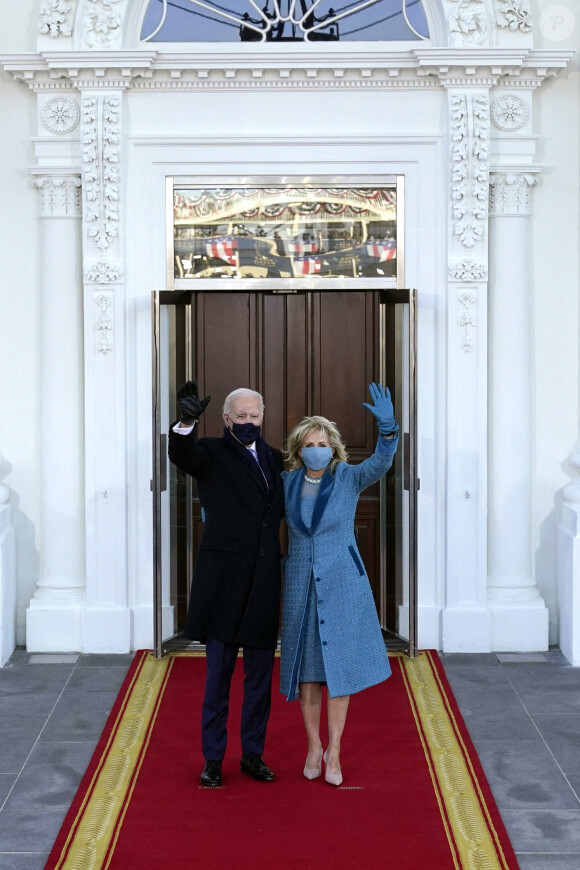 Le président des Etats-Unis Joe Biden et sa femme Jill arrivent à la Maison Blanche à Washington le 20 janvier 2021. 