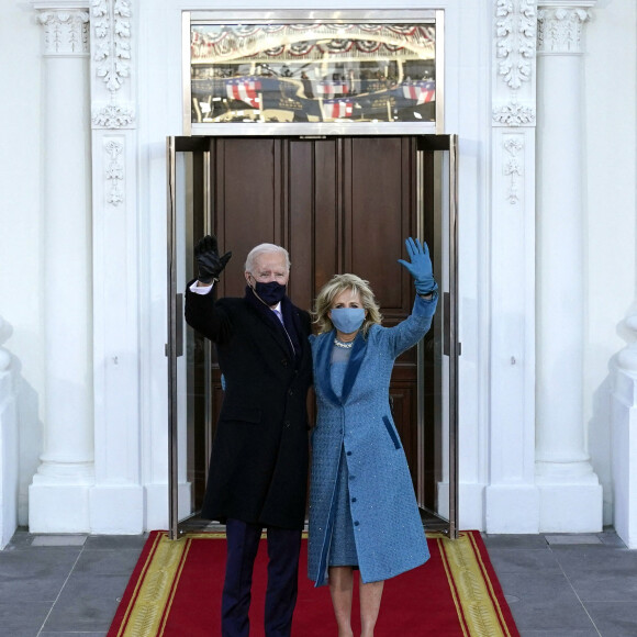 Le président des Etats-Unis Joe Biden et sa femme Jill arrivent à la Maison Blanche à Washington le 20 janvier 2021. 