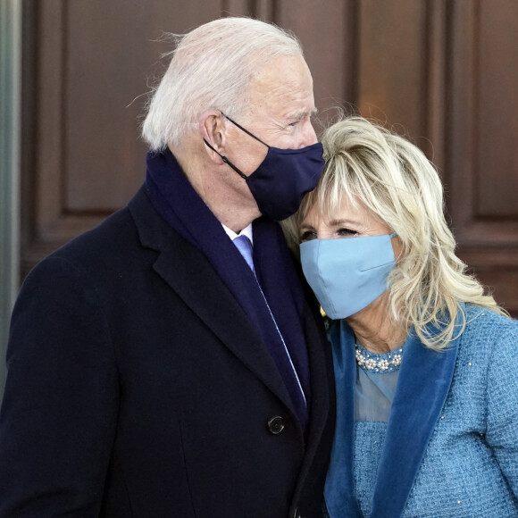 Le président des Etats-Unis Joe Biden et sa femme Jill arrivent à la Maison Blanche à Washington le 20 janvier 2021. 