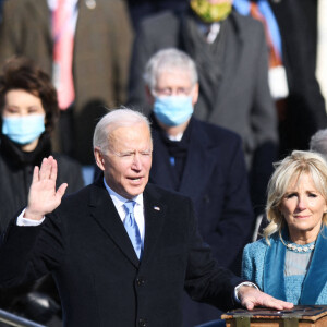 Joe Biden prête serment sur la bible familiale portée par sa femme Jill - Investiture du 46ème président des Etats-Unis J.Biden et de la vice-présidente K.Harris au Capitole à Washington. Le 20 janvier 2021 © Imago / Panoramic / Bestimage 