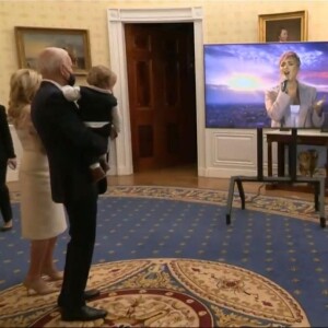 Joe Biden et son petit-fils Beau regardent la performance de Demi Lovato depuis la Maison-Blanche pour le concert Celebrating America.