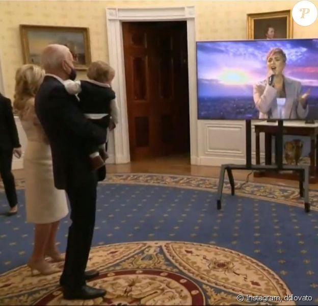 Joe Biden et son petit-fils Beau regardent la performance de Demi Lovato depuis la Maison-Blanche pour le concert Celebrating America.