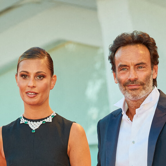 Anthony Delon (Costume Giorgio Armani, chaussures Church's, Bulgari) et sa compagne Sveva Alviti ( (Robe Valentino, bijoux Bulgari, chaussures Roger Vivier ) lors de la cérémonie d'ouverture de la 77ème édition du festival international du film de Venise (Mostra) le 2 septembre 2020.  
