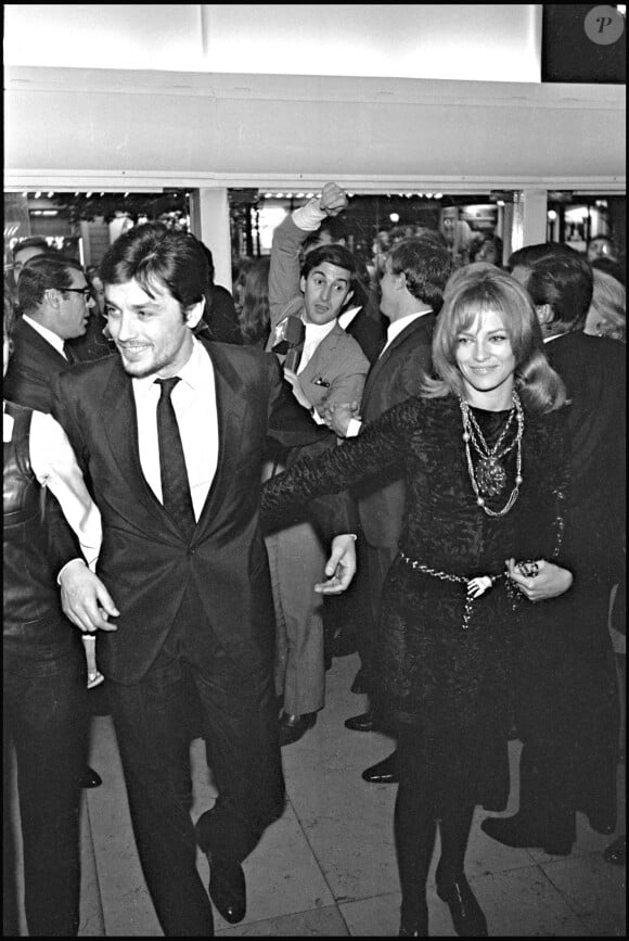 Nathalie et Alain Delon à la première de leur film "Le Samouraï" à Paris en 1967.