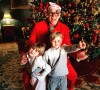Charlene de Monaco adressé ses meilleurs voeux après Noël sur Instagram, avec une photo d'Albert de Monaco déguisé et avec leurs jumeaux Jacques et Gabriella. Le 26 décembre 2020.
