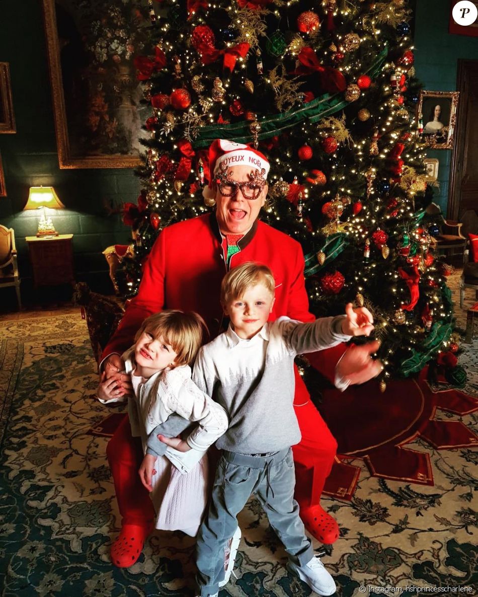 Charlene de Monaco adressé ses meilleurs voeux après Noël sur Instagram, avec une photo d'Albert de Monaco déguisé et avec leurs jumeaux Jacques et Gabriella. Le 26 décembre 2020.