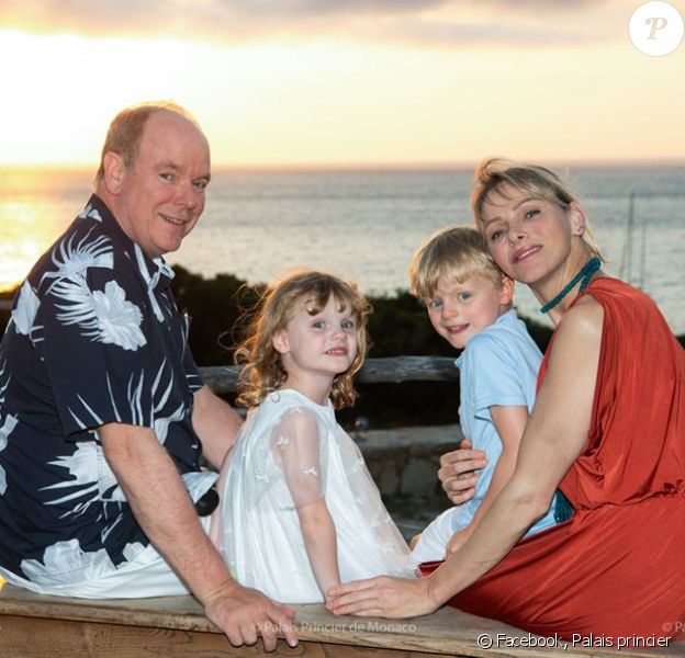 Le prince Albert de Monaco, son épouse Charlene et leurs deux enfants Jacques et Gabriella (5 ans)