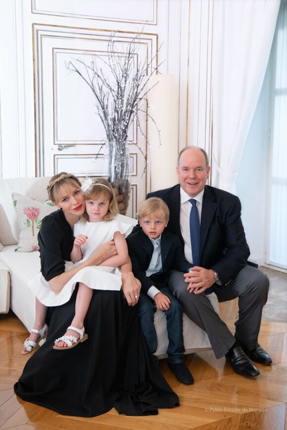 Le prince Albert de Monaco, son épouse Charlene et leurs deux enfants, Jacques et Gabriella, au palais princier de Monaco