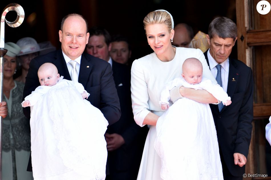Le prince Albert II de Monaco avec la princesse Gabriella, la princesse Charlène de Monaco avec le prince Jacques - Baptême des enfants princiers de LL.AA.SS. le prince Albert II de Monaco et la princesse Charlène, S.A.S. le prince héréditaire Jacques et S.A.S. la princesse Gabriella en la Cathédrale de Monaco en présence des membres de la famille princière et de la famille Wittstock. Monaco le 10 mai 2015