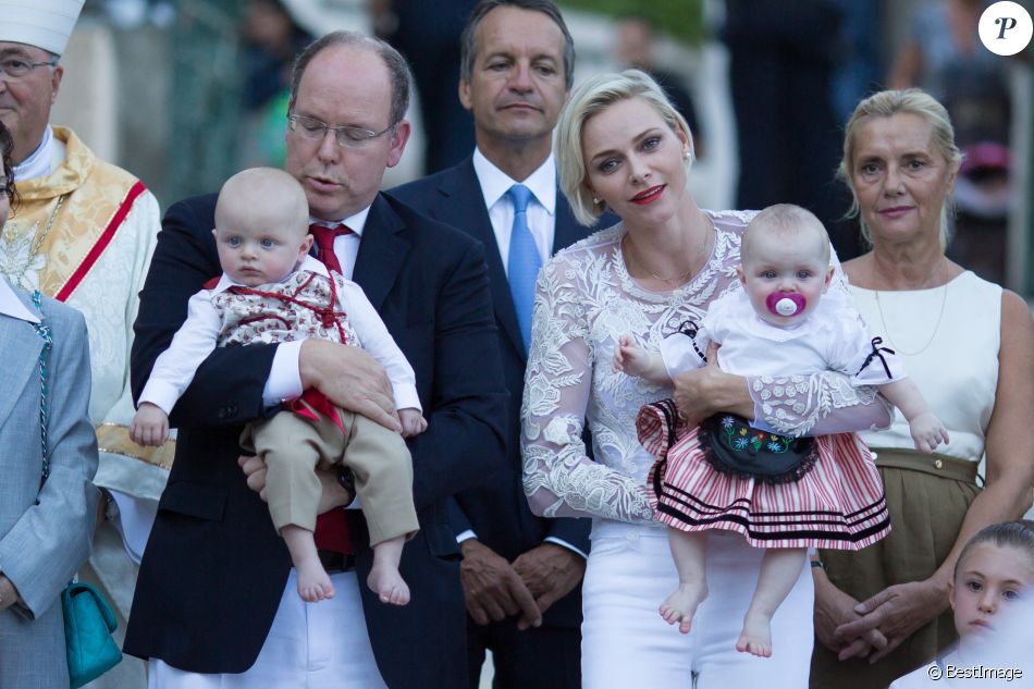 Le prince Albert de Monaco, son fils le prince Jacques, la princesse Charlène, sa fille la princesse Gabriella, Georges Marsan (le maire de Monaco) - Le prince Albert de Monaco et la princesse Charlène, accompagnés de leurs enfants le prince Jacques et la princesse Gabriella, habillés en costume traditionnel, au traditionnel pique-nique de la Principauté, qui se tient chaque année au parc de la princesse Antoinette le 28 août 2015 à Monaco