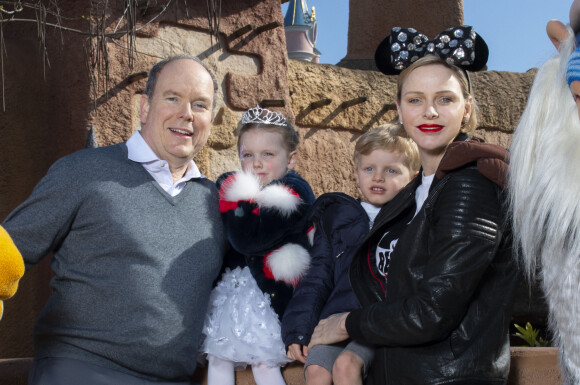 Le prince Albert II et la princesse Charlène de Monaco posent avec leurs enfants le prince Jacques de Monaco et la princesse Gabriella de Monaco à Disneyland Paris le 17 avril 2019. © Disney via Bestimage