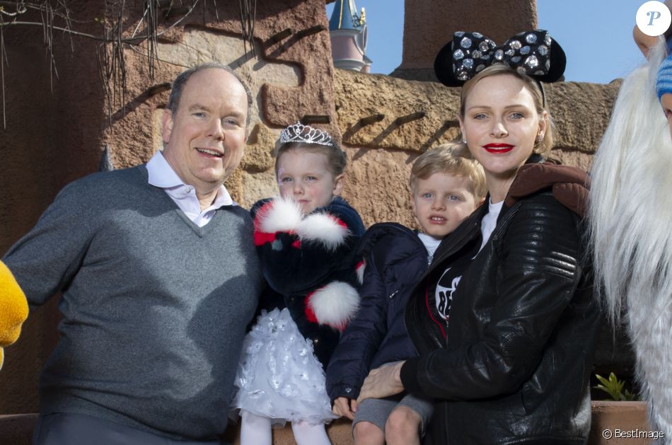 Le prince Albert II et la princesse Charlène de Monaco posent avec leurs enfants le prince Jacques de Monaco et la princesse Gabriella de Monaco à Disneyland Paris le 17 avril 2019. © Disney via Bestimage