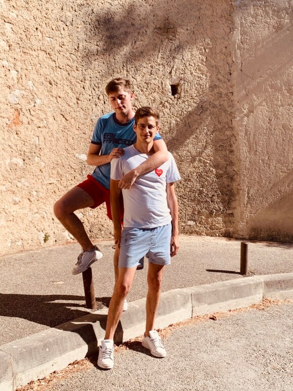 Maxime Cochard pose avec son compagnon Victor Laby, sur Twitter, en août 2020.