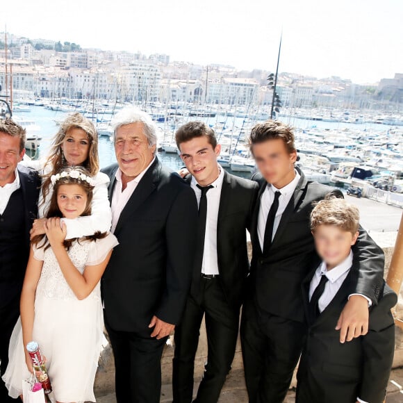 Exclusif - Aurore Aleman, ses deux filles Louise et Jade, Benjamin Castaldi,son père Jean-Pierre Castaldi, sa mère Catherine Allégret et ses trois fils Julien, Simon et Enzo - Terrasse de la Mairie - Mariage civil de Benjamin Castaldi et Aurore Aleman à la mairie de Marseille, le 27 août 2016. © Jacovides-Moreau/Bestimage