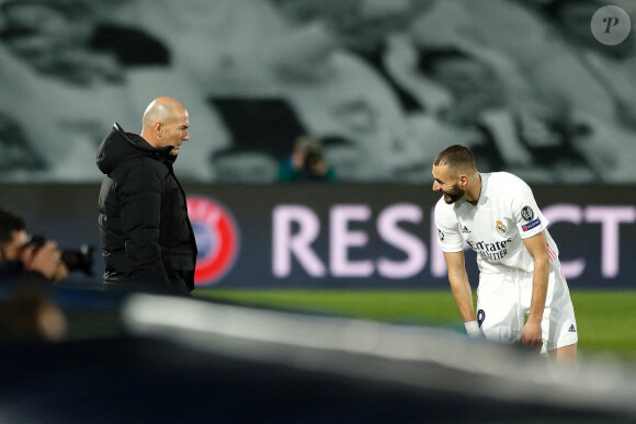Zinédine Zidane et Karim Benzema lors du match de Champions League entre le Real Madrid et le Borussia Monchengladbach à Madrid, le 9 décembre 2020.