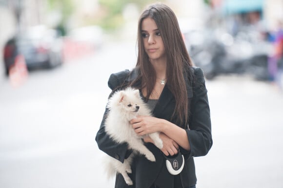 Exclusif - Marina Kaye se promène avec son chien avenue Montaigne à Paris, le 4 août 2015.