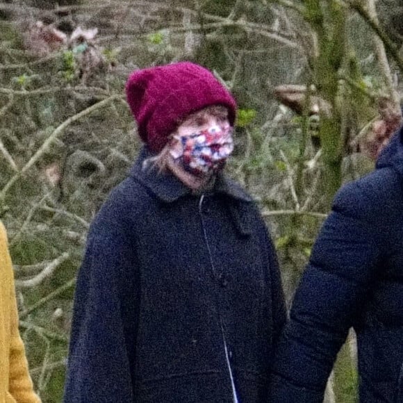 Exclusif - Taylor Swift et son compagnon Joe Alwyn se promènent avec la mère de Joe dans les rues de Londres, le 11 janvier 2021.