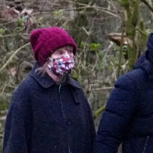 Exclusif - Taylor Swift et son compagnon Joe Alwyn se promènent avec la mère de Joe dans les rues de Londres, le 11 janvier 2021.