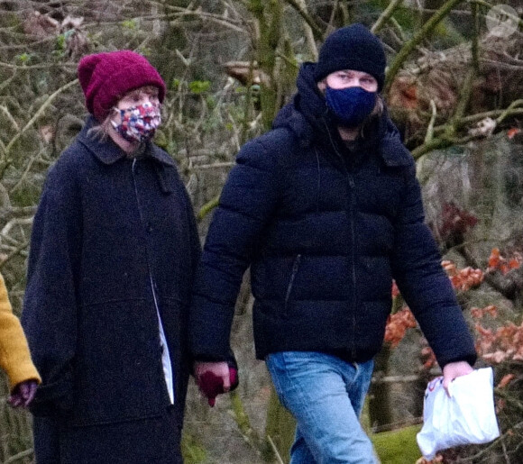 Exclusif - Taylor Swift et son compagnon Joe Alwyn se promènent avec la mère de Joe dans les rues de Londres, le 11 janvier 2021.