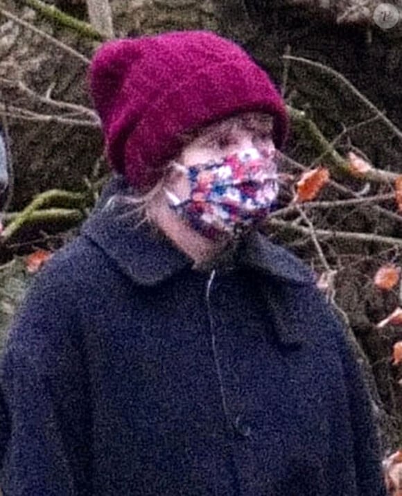 Exclusif - Taylor Swift et son compagnon Joe Alwyn se promènent avec la mère de Joe dans les rues de Londres, le 11 janvier 2021.