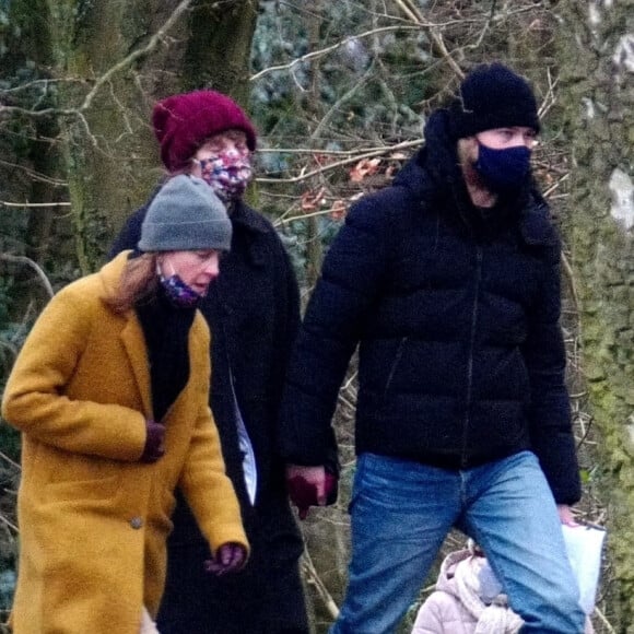 Exclusif - Taylor Swift et son compagnon Joe Alwyn se promènent avec la mère de Joe dans les rues de Londres.