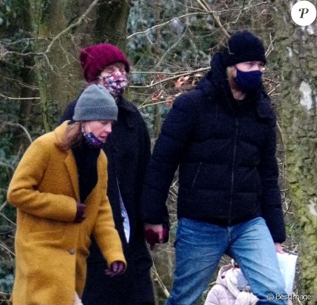 Exclusif - Taylor Swift et son compagnon Joe Alwyn se promènent avec la mère de Joe dans les rues de Londres.
