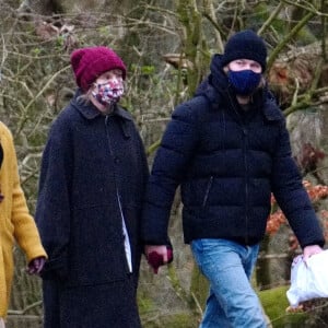 Exclusif - Taylor Swift et son compagnon Joe Alwyn se promènent avec la mère de Joe dans les rues de Londres, le 11 janvier 2021.