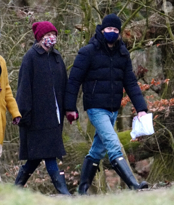 Exclusif - Taylor Swift et son compagnon Joe Alwyn se promènent avec la mère de Joe dans les rues de Londres, le 11 janvier 2021.