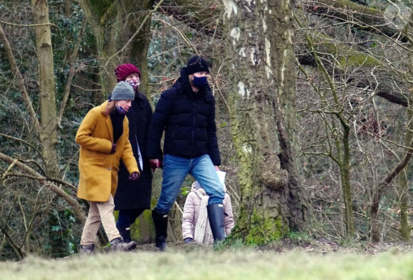 Exclusif - Taylor Swift et son compagnon Joe Alwyn se promènent avec la mère de Joe dans les rues de Londres, le 11 janvier 2021.