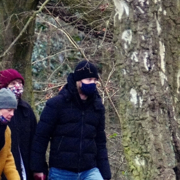 Exclusif - Taylor Swift et son compagnon Joe Alwyn se promènent avec la mère de Joe dans les rues de Londres, le 11 janvier 2021.