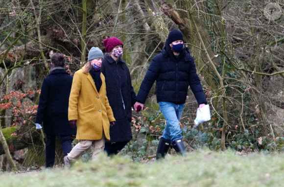 Exclusif - Taylor Swift et son compagnon Joe Alwyn se promènent avec la mère de Joe dans les rues de Londres, le 11 janvier 2021.