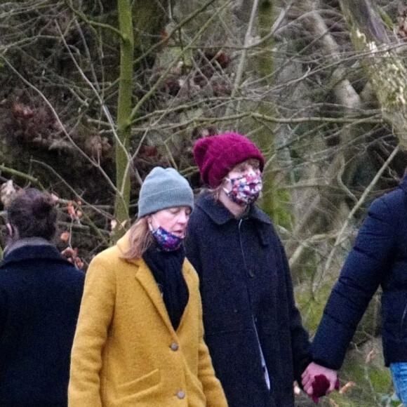 Exclusif - Taylor Swift et son compagnon Joe Alwyn se promènent avec la mère de Joe dans les rues de Londres, le 11 janvier 2021.