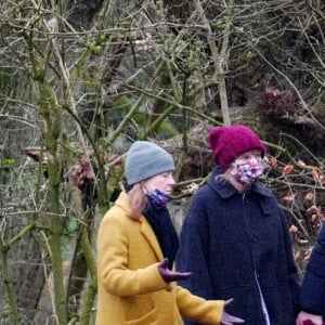 Exclusif - Taylor Swift et son compagnon Joe Alwyn se promènent avec la mère de Joe dans les rues de Londres, le 11 janvier 2021.