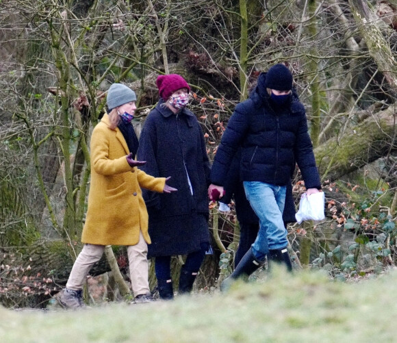 Exclusif - Taylor Swift et son compagnon Joe Alwyn se promènent avec la mère de Joe dans les rues de Londres, le 11 janvier 2021.