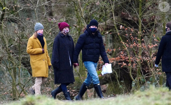 Exclusif - Taylor Swift et son compagnon Joe Alwyn se promènent avec la mère de Joe dans les rues de Londres, le 11 janvier 2021.