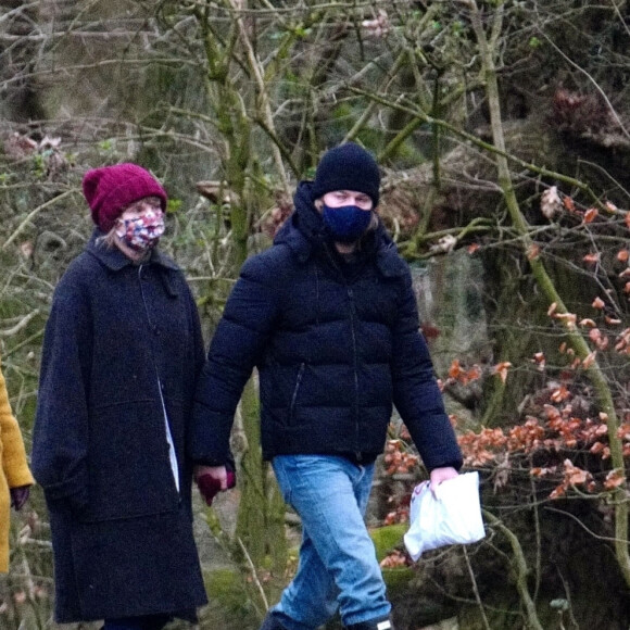 Exclusif - Taylor Swift et son compagnon Joe Alwyn se promènent avec la mère de Joe dans les rues de Londres, le 11 janvier 2021.