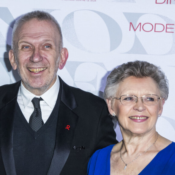 Line Renaud, Jean-Paul Gaultier et Françoise Barré-Sinoussi (présidente du Sidaction) au photocall de la 17ème édition du "Dîner de la mode du Sidaction" au Pavillon d'Armenonville à Paris, France, le 24 janvier 2019. Depuis 2003, ce dîner permet de montrer l'engagement indéfectible du monde de la mode en faveur de la lutte contre le sida. © Olivier Borde/Bestimage