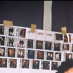 Jean-Paul Gaultier et Azzedine Alaïa en coulisses du défilé Jean-Paul Gaultier en 1990 à Paris.
