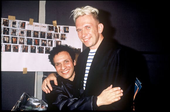 Jean-Paul Gaultier et Azzedine Alaïa en coulisses du défilé Jean-Paul Gaultier en 1990 à Paris.