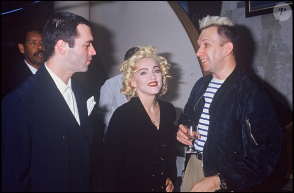 Madonna, son frère Christopher et Jean-Paul Gaultier à Paris en 1990. 