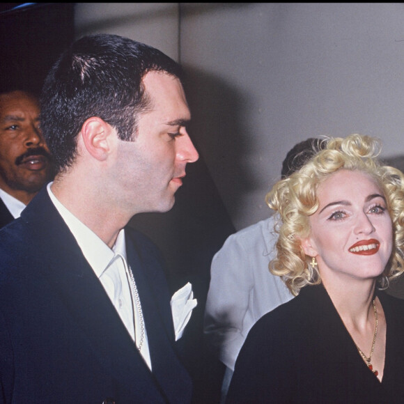Madonna, son frère Christopher et Jean-Paul Gaultier à Paris en 1990. 