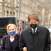 Sylvie Vartan : Accompagnée par son mari Tony Scotti pour une messe hommage à Pierre Cardin