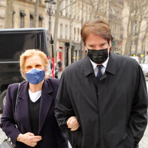 Sylvie Vartan et son mari Tony Scotti - Arrivées à la messe anniversaire à la mémoire de Pierre Cardin en l'église de La Madeleine à Paris.