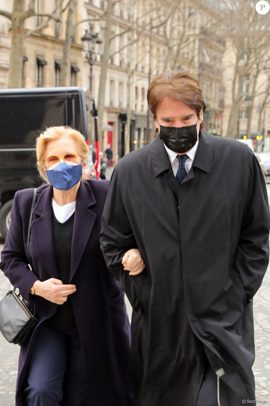 Sylvie Vartan et son mari Tony Scotti - Arrivées à la messe anniversaire à la mémoire de Pierre Cardin en l'église de La Madeleine à Paris.