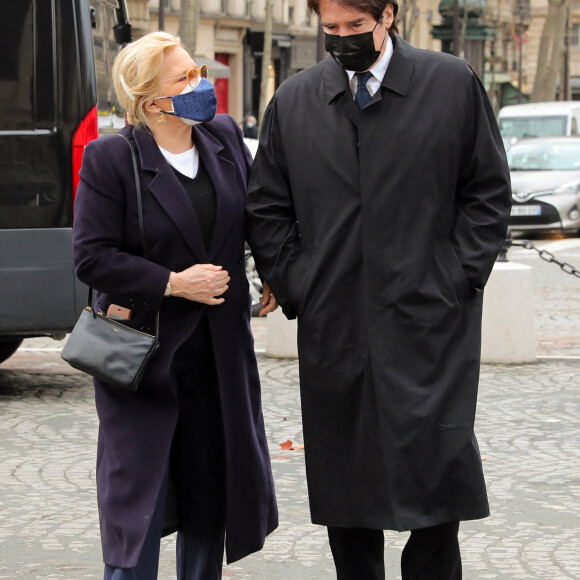 Sylvie Vartan et son mari Tony Scotti - Arrivées à la messe anniversaire à la mémoire de Pierre Cardin en l'église de La Madeleine à Paris. Le 29 janvier 2021  