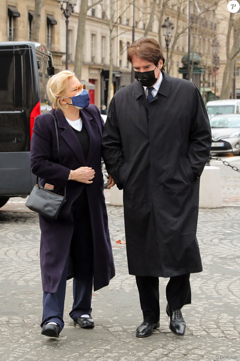 Sylvie Vartan et son mari Tony Scotti - Arrivées à la messe anniversaire à la mémoire de Pierre Cardin en l'église de La Madeleine à Paris. Le 29 janvier 2021
