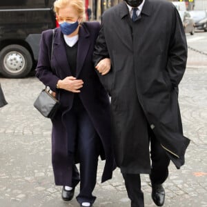 Sylvie Vartan et son mari Tony Scotti - Arrivées à la messe anniversaire à la mémoire de Pierre Cardin en l'église de La Madeleine à Paris. Le 29 janvier 2021  