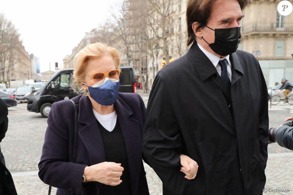 Sylvie Vartan et son mari Tony Scotti - Arrivées à la messe anniversaire à la mémoire de Pierre Cardin en l'église de La Madeleine à Paris. Le 29 janvier 2021
