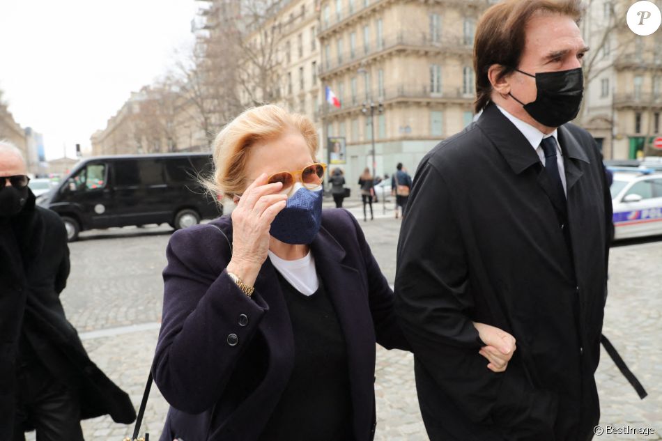 Sylvie Vartan et son mari Tony Scotti - Arrivées à la messe anniversaire à la mémoire de Pierre Cardin en l'église de La Madeleine à Paris. Le 29 janvier 2021