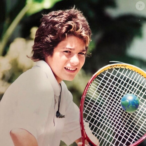 Mais qui est ce jeune homme adepte du tennis ayant fait carrière comme chanteur ? Photo postée sur Instagram.